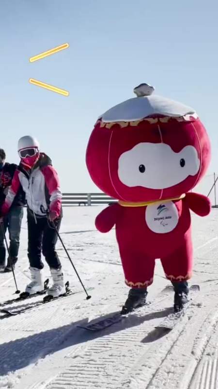 "全能"奇才雪容融上才艺了,驰骋高山滑雪,有颜有实力,"胖且灵活"雪容