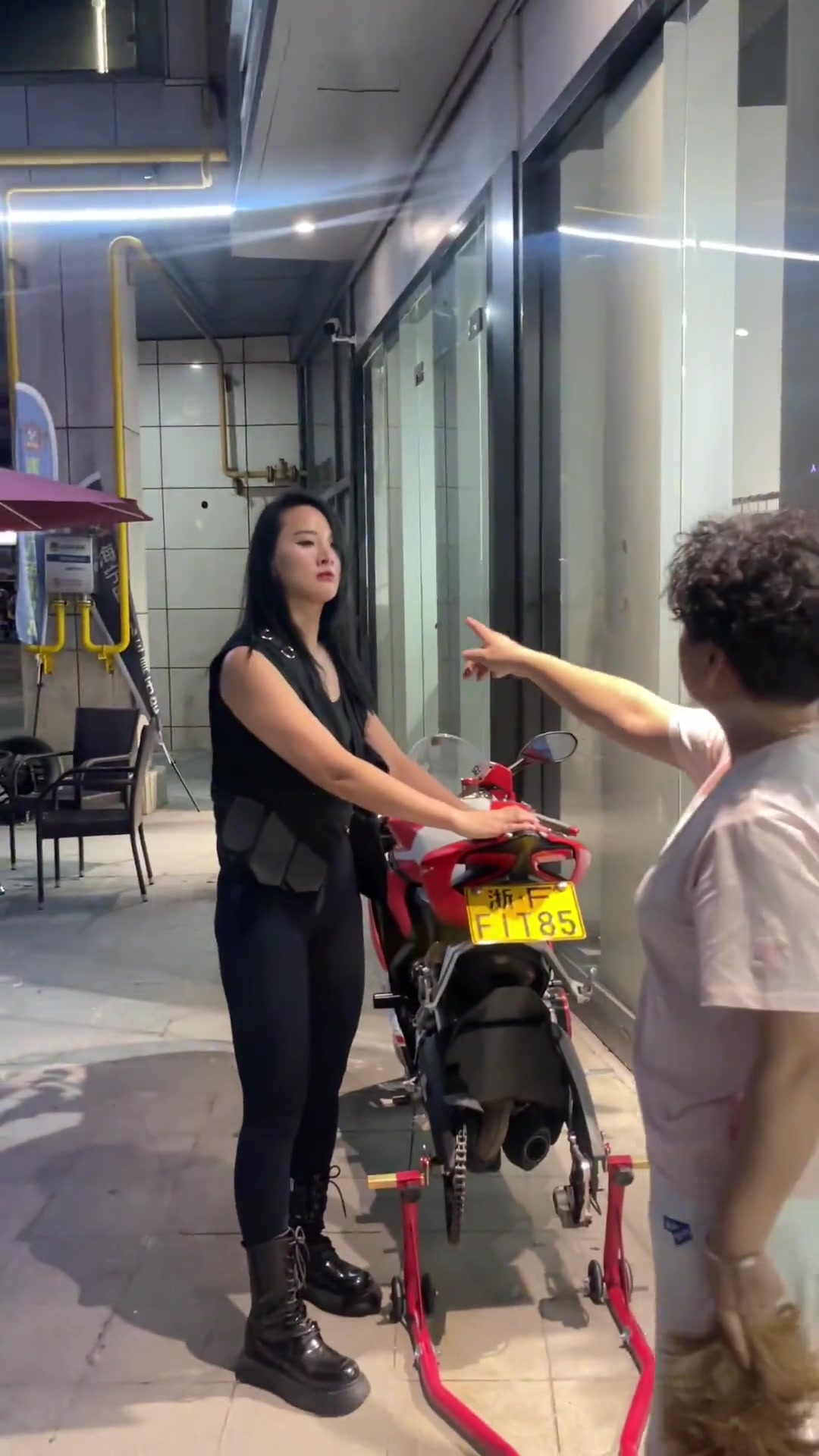 古力娜尔爱机车