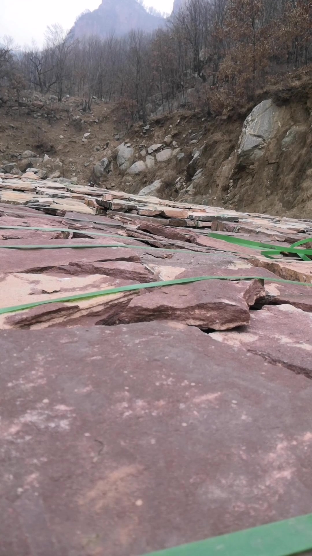 升耀石材 红色碎拼石 高粱红不规则乱形石 散片石挡土墙-度小视