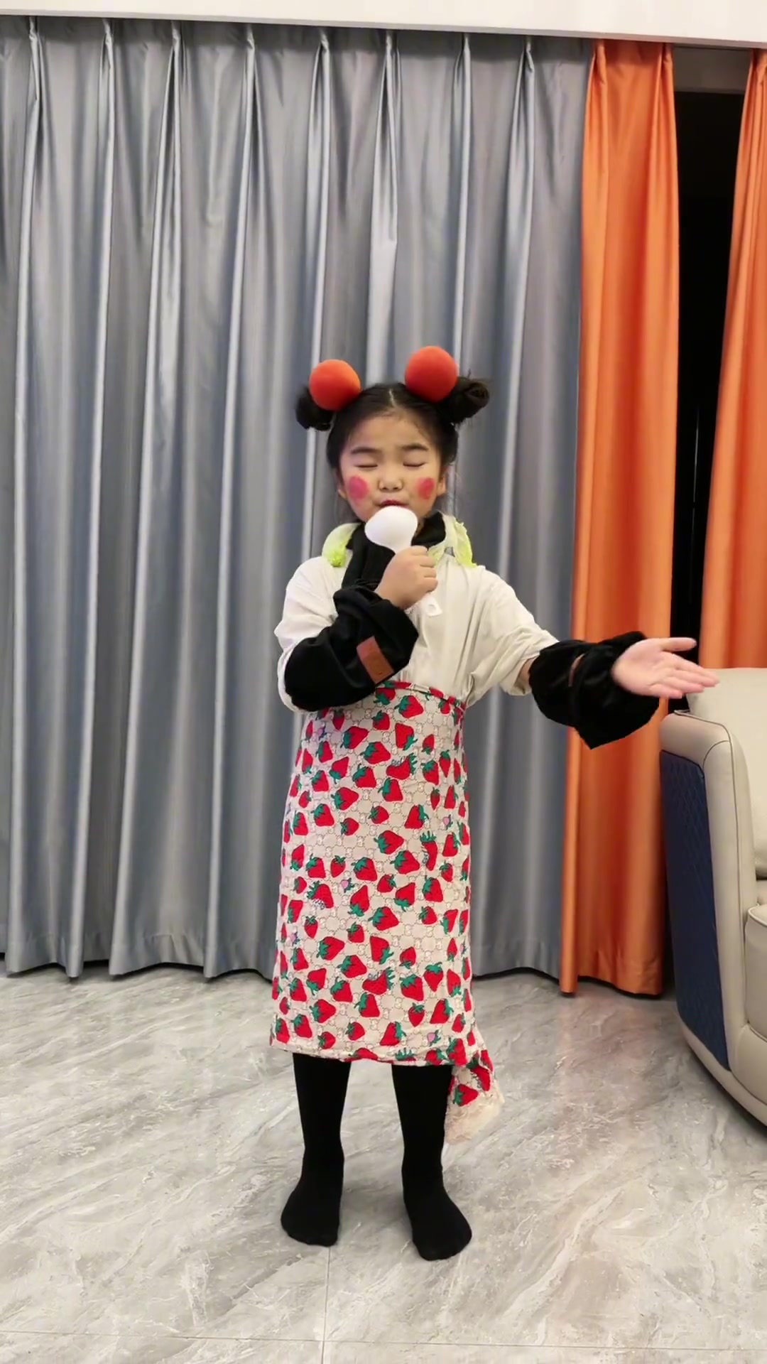 模仿王菲唱歌,你们觉得像吗?模仿秀 搞笑视频