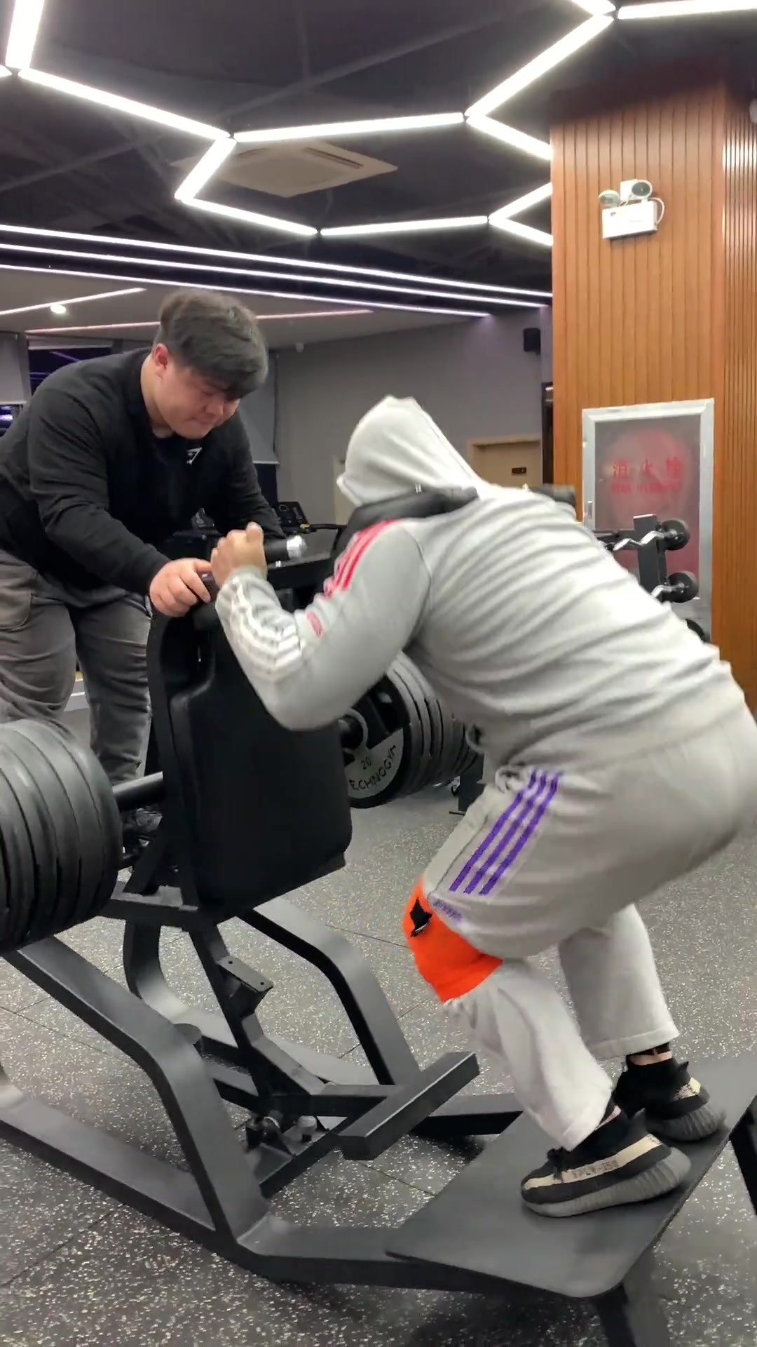 玩归玩闹归闹别拿练腿开玩笑李亚强健身运动练腿