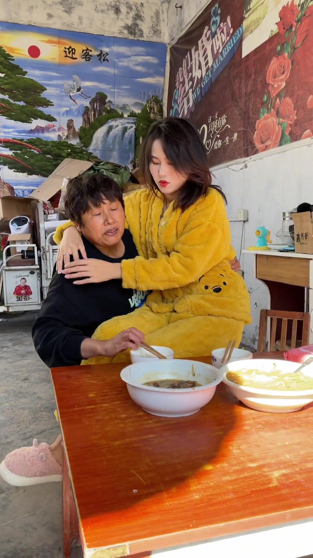 这个儿媳妇每次吃饭都要婆婆喂喂不喂就不吃婆媳