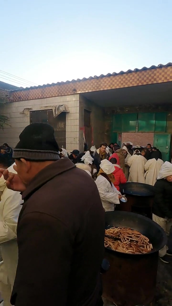河南农村葬礼上早饭场景,有人说环境太脏了不能吃,你怎么看?