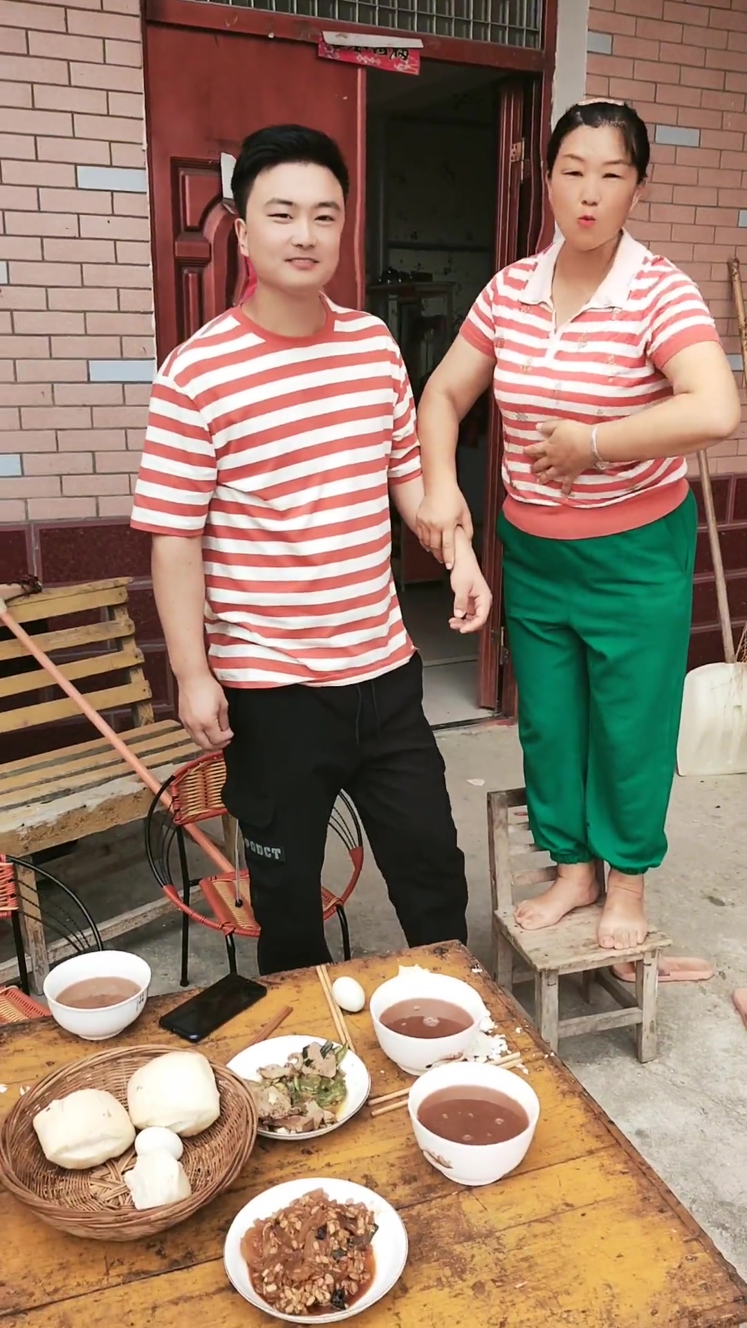 手拉着我的儿 拍个视频,拉的他都不好意思了-度小视