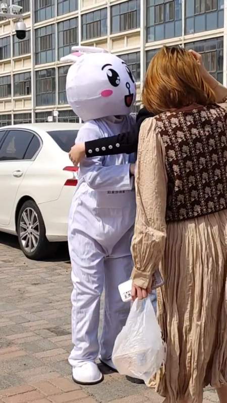 温暖的春里有治愈的拥抱三位身着玩偶服的小姐姐在校园里发起了自由