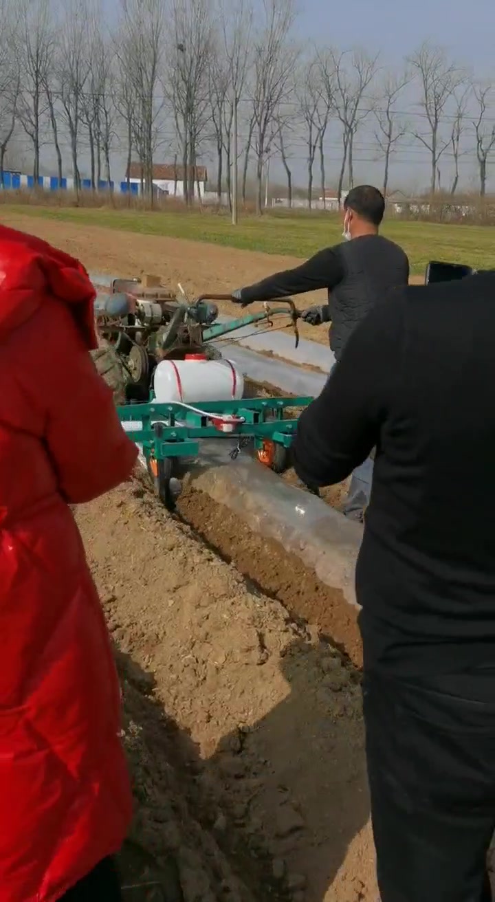 小型农用地膜覆膜机 拖拉机后置塑料地膜覆盖机视频