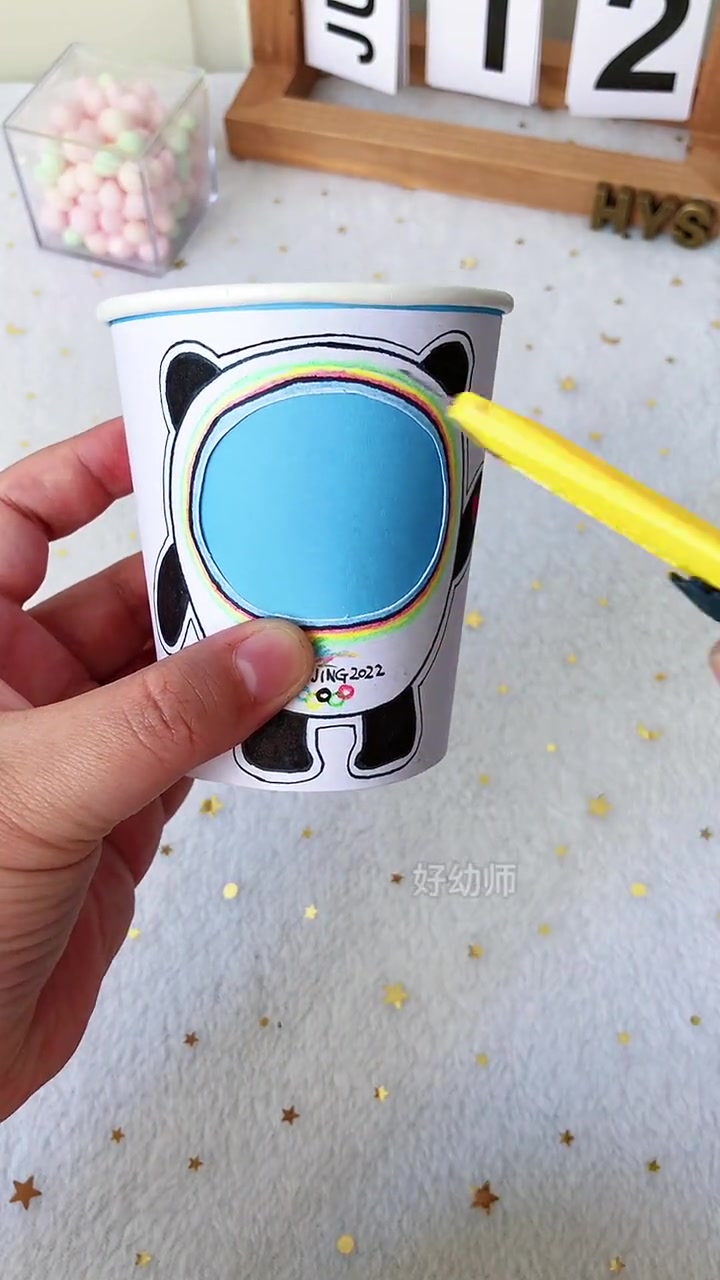 用纸杯做好玩的冰墩墩变脸表情包,学会了和孩子一起玩起来!