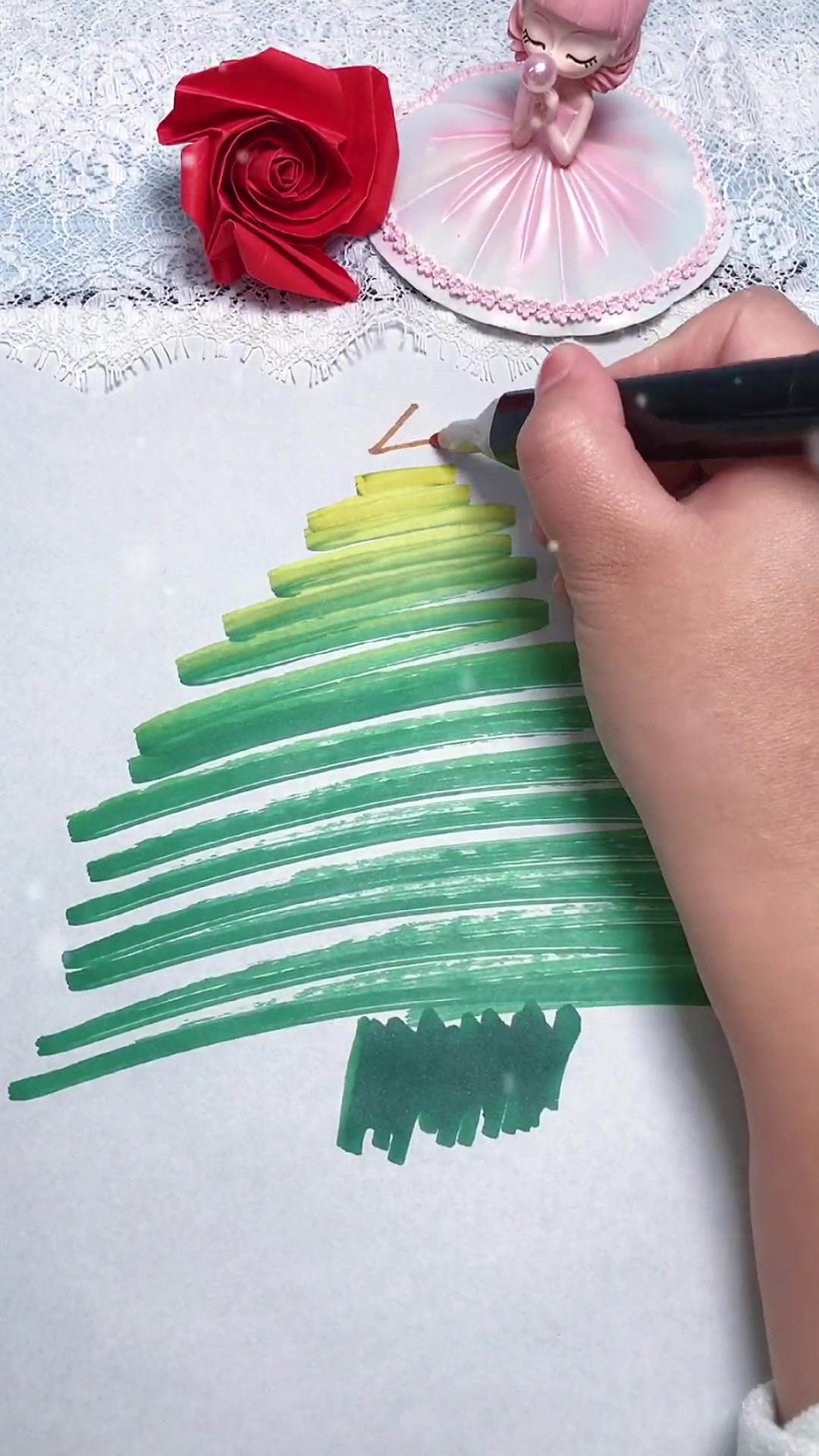 用水彩笔画渐变色圣诞树还是挺好看的嘛圣诞树简笔画幼儿园