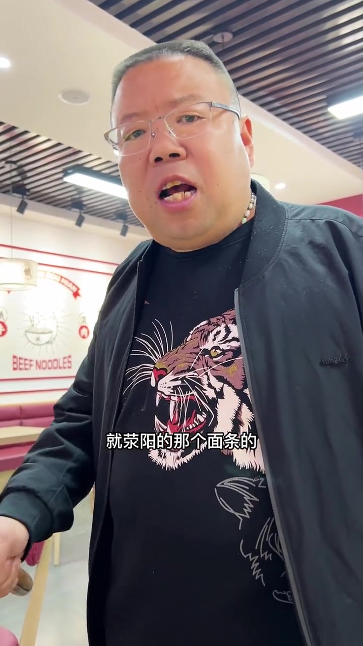 网红面条哥 这个阿杂菜不是我们河南人,我和老申去给他熬菜,有没有一