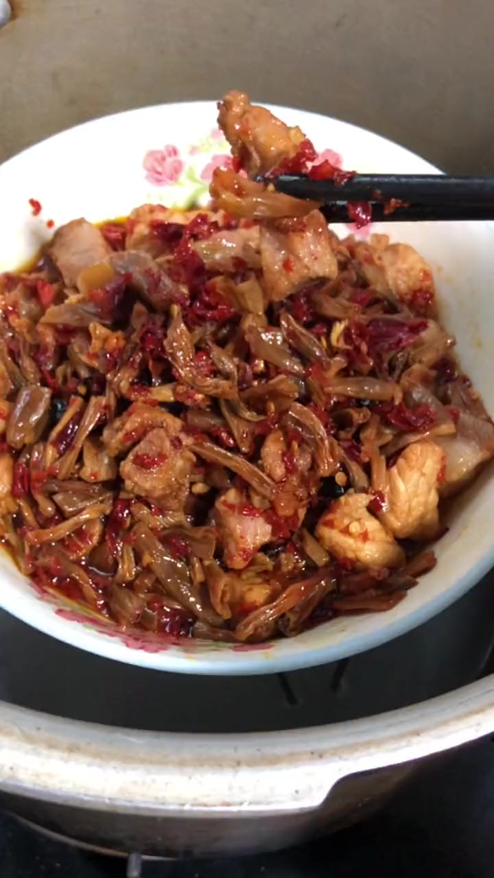 干豆角蒸肉,五花肉最好,我这个都是瘦肉,高压锅时间短,蒸的话时间长