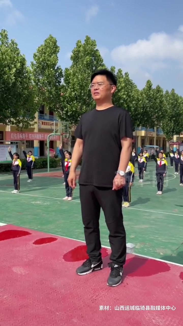 新华网的小粉丝和家长们,"鬼步舞校长"张鹏飞带你一起做操啦!