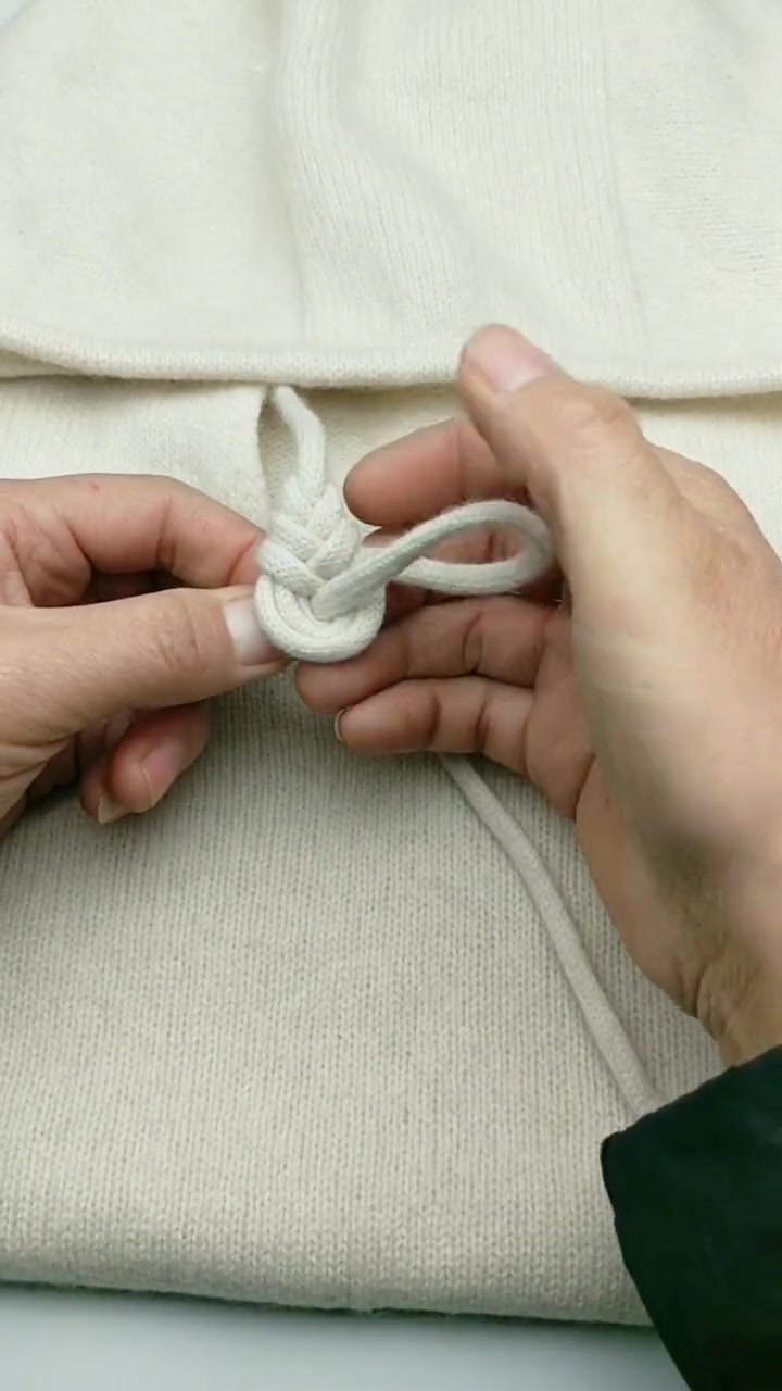 又一种卫衣帽带结系法,简单好看的琵琶结-度小视