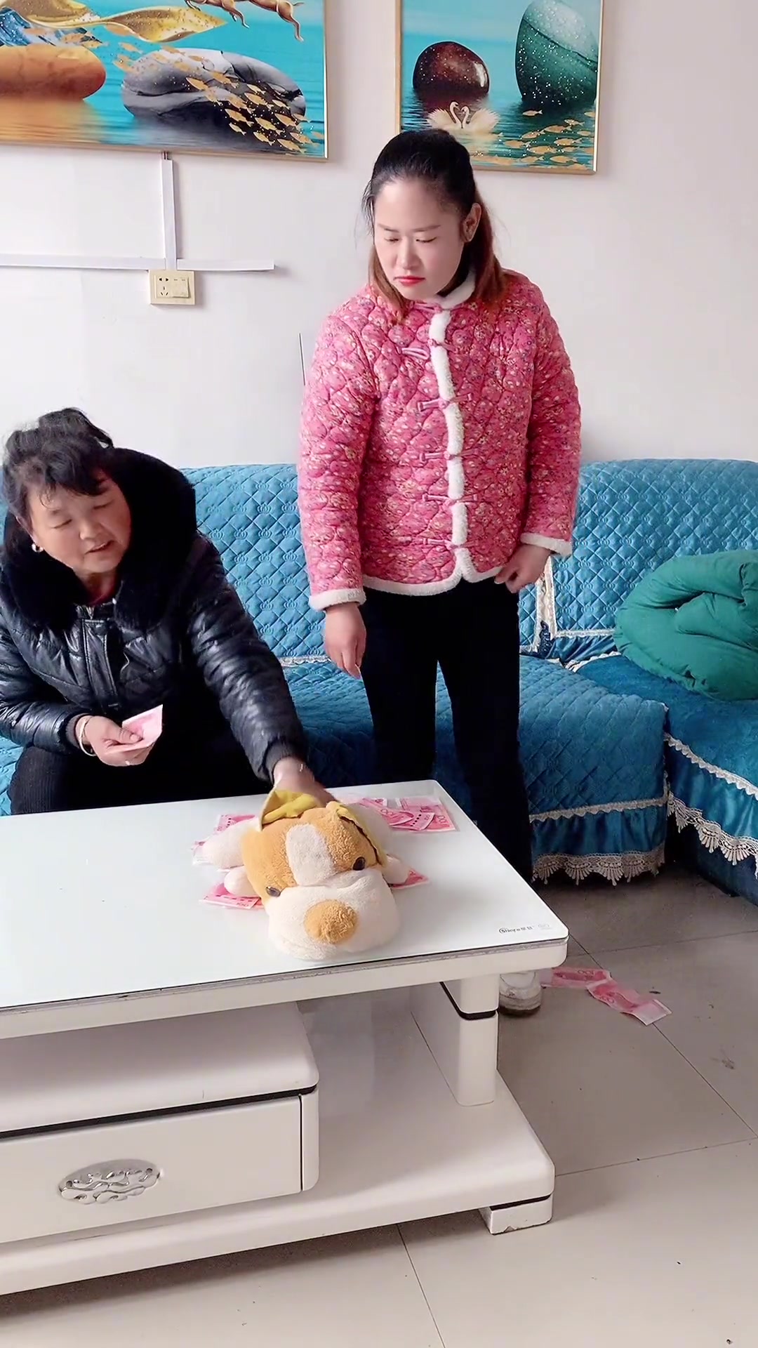 婆婆,是你把钱塞到我手里的,可不是我拿的 专治不开心 搞笑视频