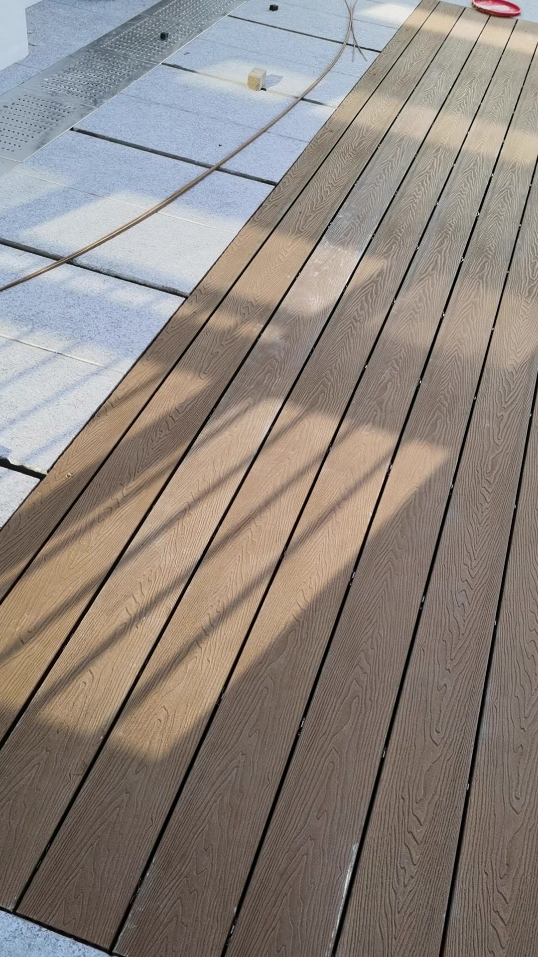 3d立体木纹塑木地板正在铺装