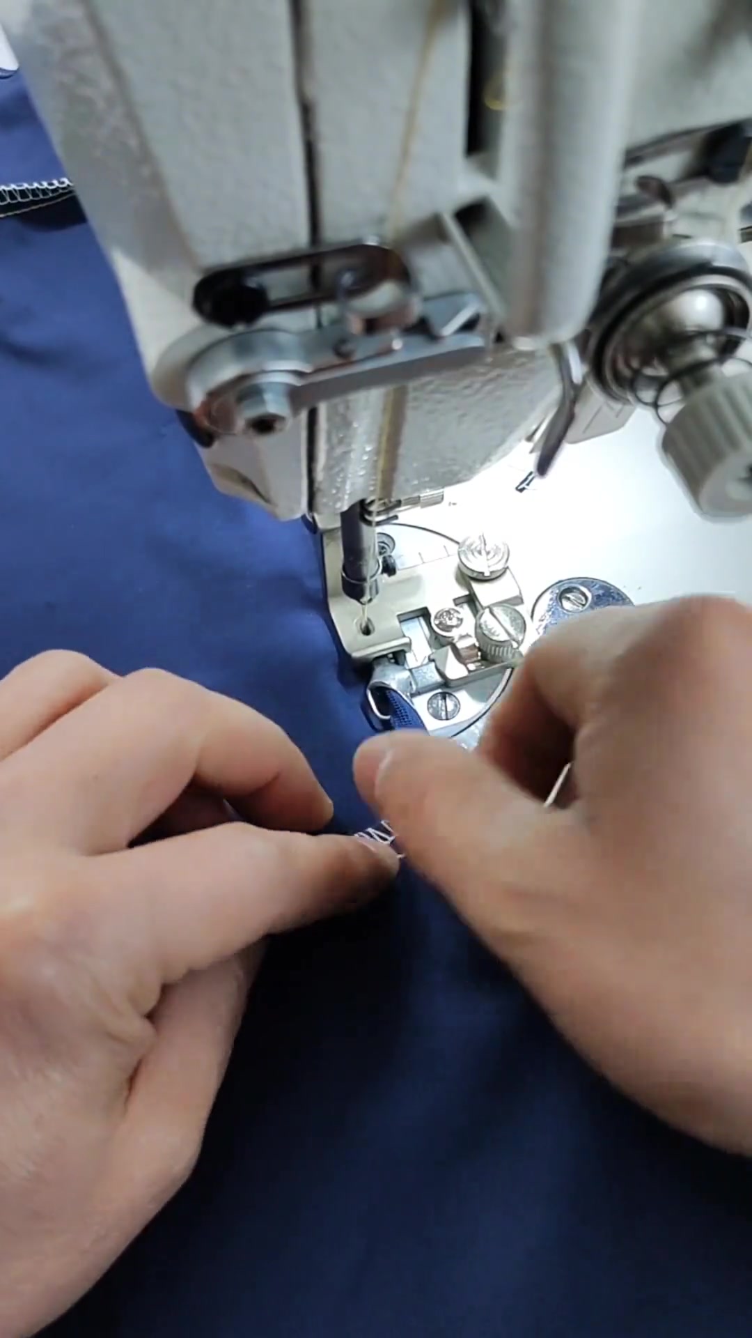 卷边过缝技巧 服装制作 做衣服 技术活 缝纫日常 卷边器-度小视