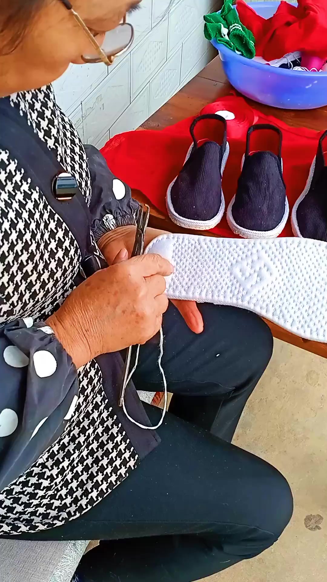 做布鞋是一个慢工出细活的手艺,你必须守得住清贫,耐得住寂寞