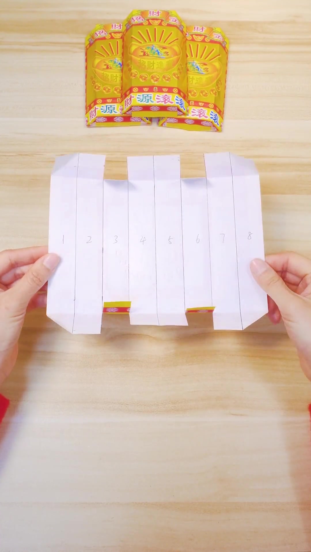 新款金砖折法折的过程中可以往里面塞入一些金纸