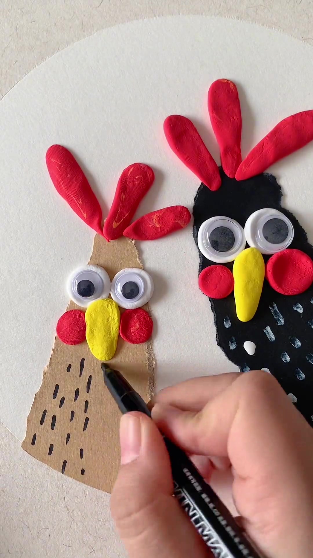 幼儿园小朋友可以做出的～两只大公鸡创意美术
