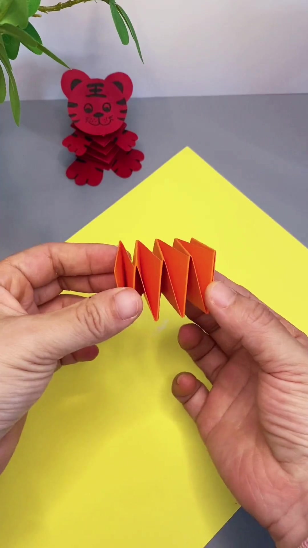 虎年到啦,用卡纸给孩子做个会弹跳的立体小老虎吧-度小视