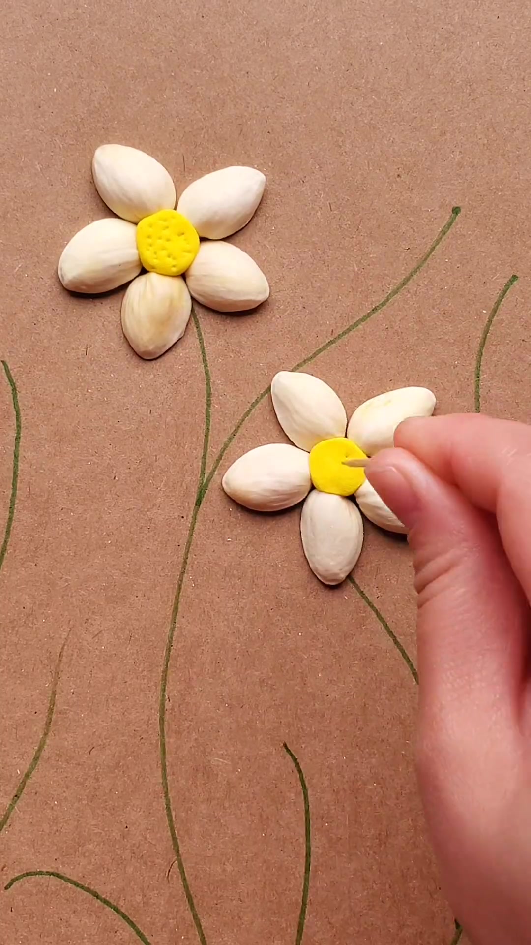 吃完的开心果壳不要丢,做一幅好看的花朵创意画