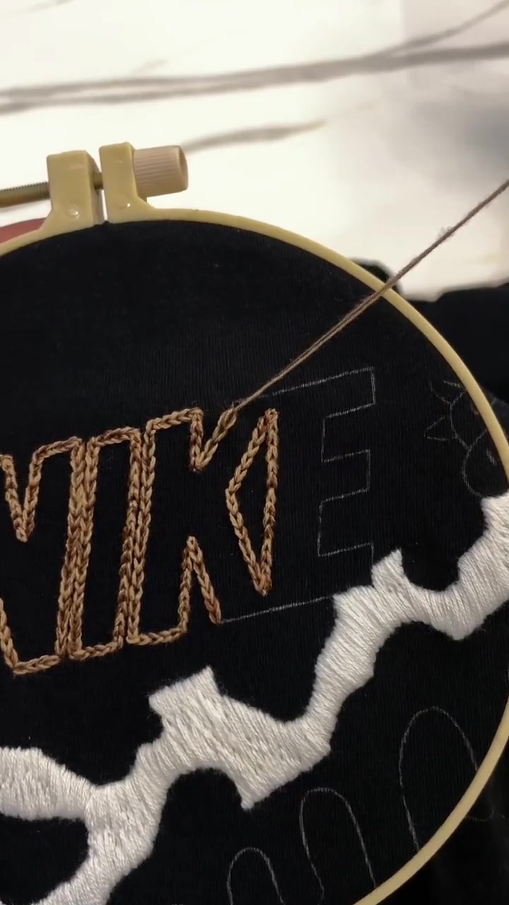 给男朋友绣的对勾奶牛,耐克限量版 耐克刺绣-度小视