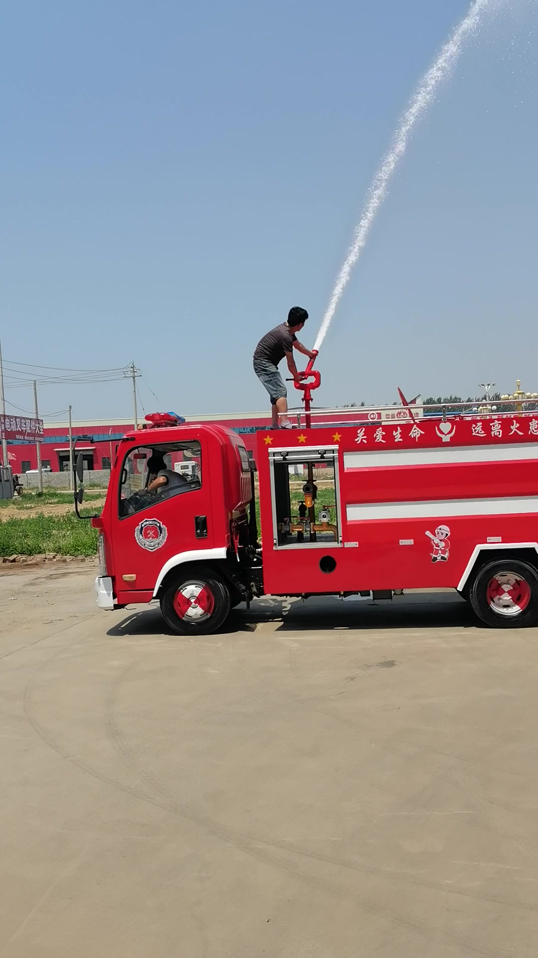 好大的消防车啊,你见过吗,看起来真是厉害极了