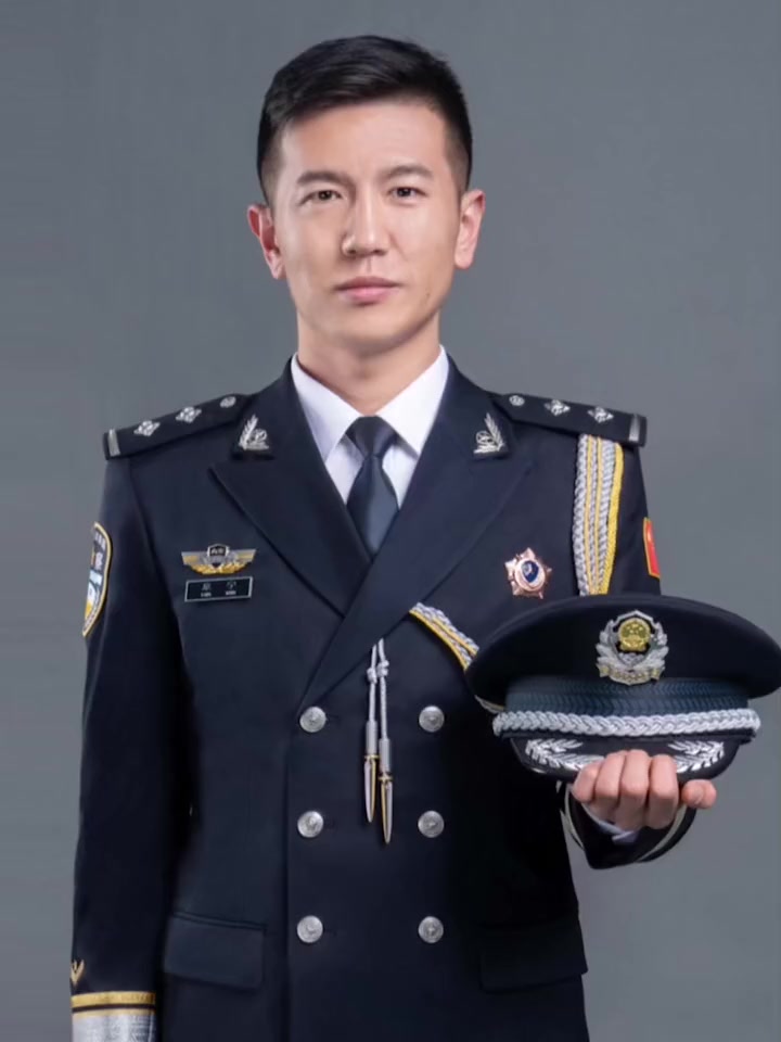 我以青春许藏蓝,穿上这身衣服就要担起这份责任,人民警察就要保一方