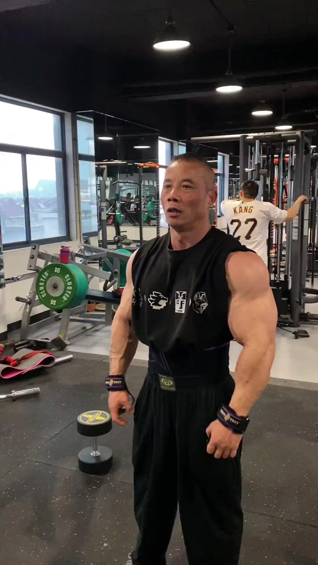 肩部训练教学,哑铃飞鸟变式 水天翮 健身干货教学 健身健美-度小视