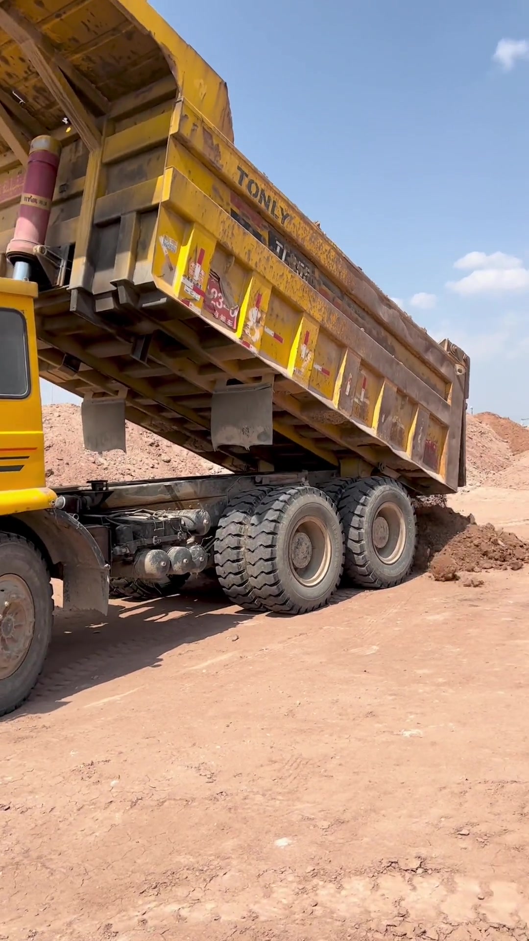 翻斗车卸土技术分享