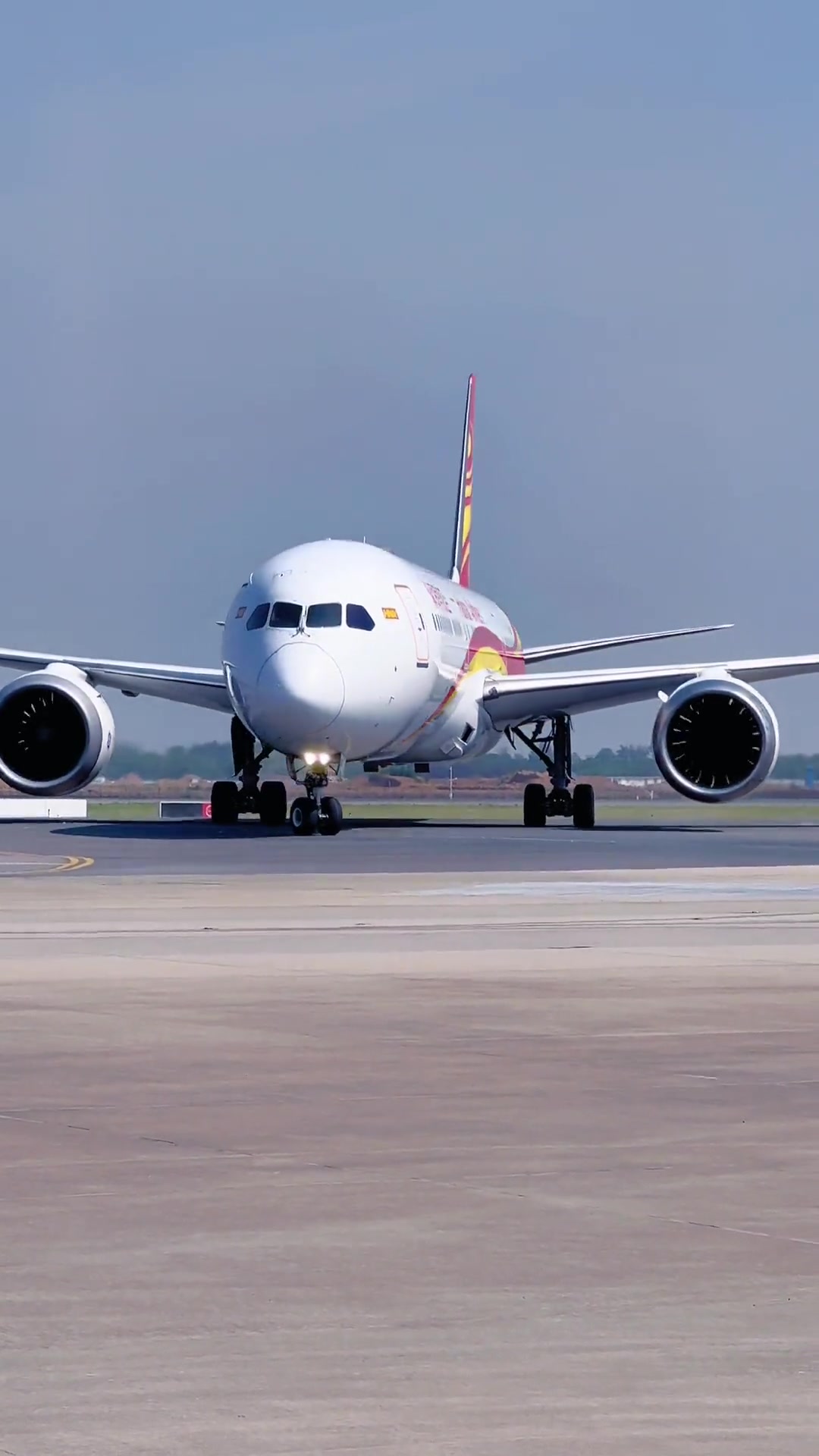 波音787梦想客机直角转弯两台发动机后面热浪滚滚