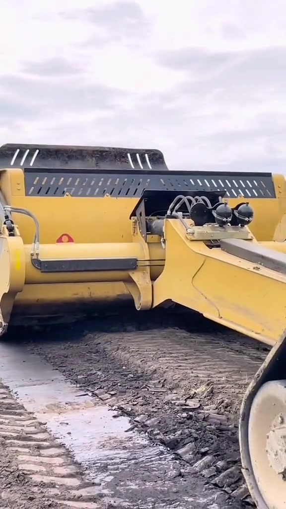 拖拉机带铲运斗作业 工程机械 大马力拖拉机 铲运机-度小视