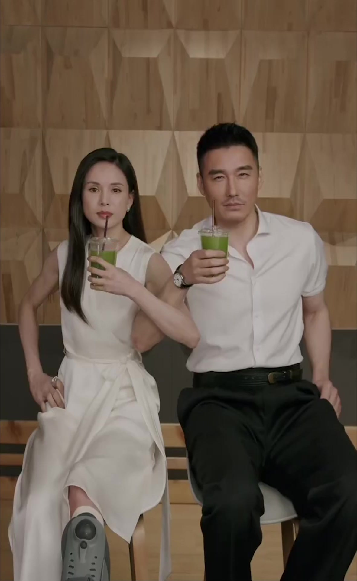 李若彤与胡兵喝交杯!2人罕同框好养眼,男方深爱小龙女近30年