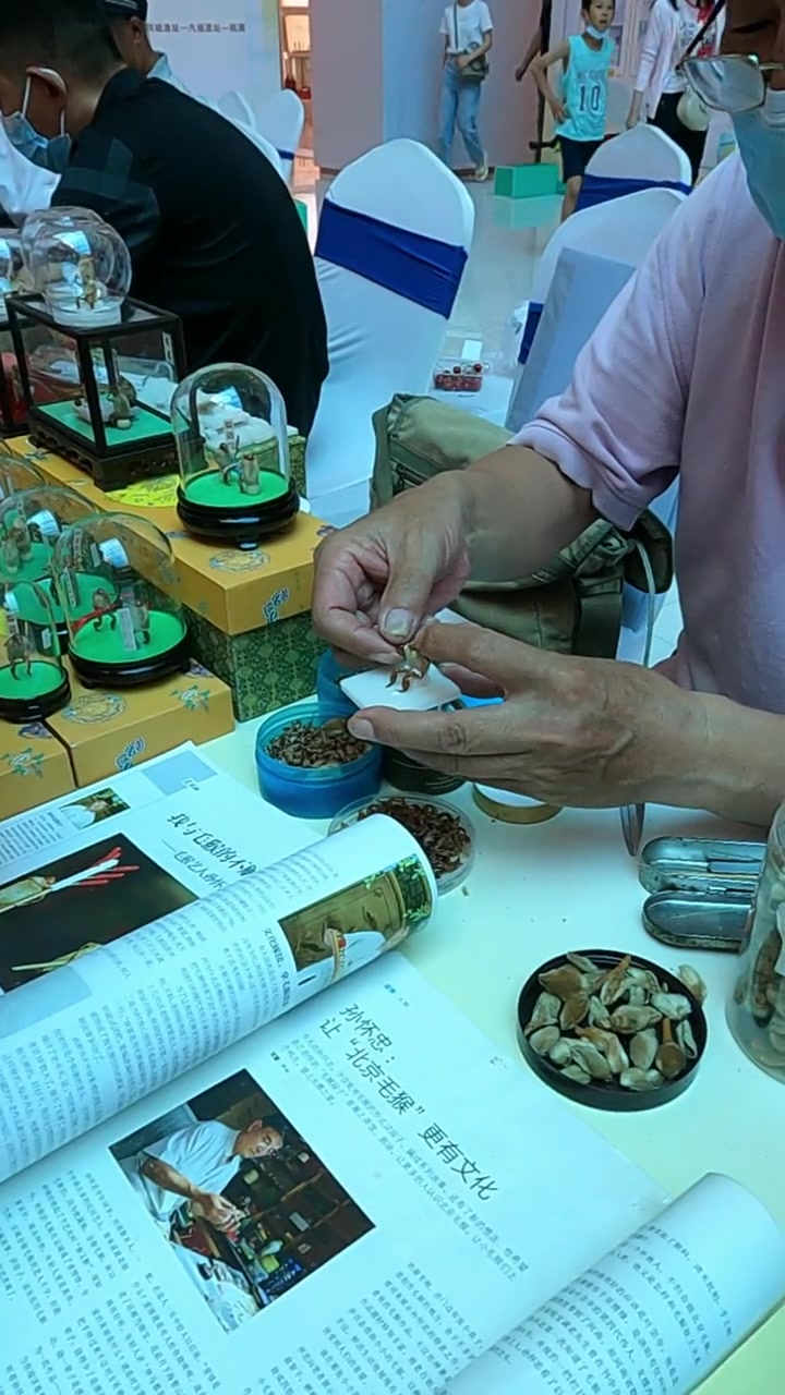 非遗毛猴传承人现场表演并送小朋友 高手在民间