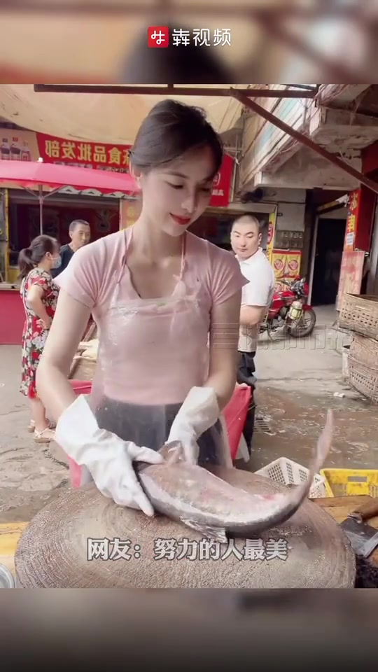 卖鱼女生因高颜值走红 记录真实生活 "卖鱼西施"高颜值走红网络-度小