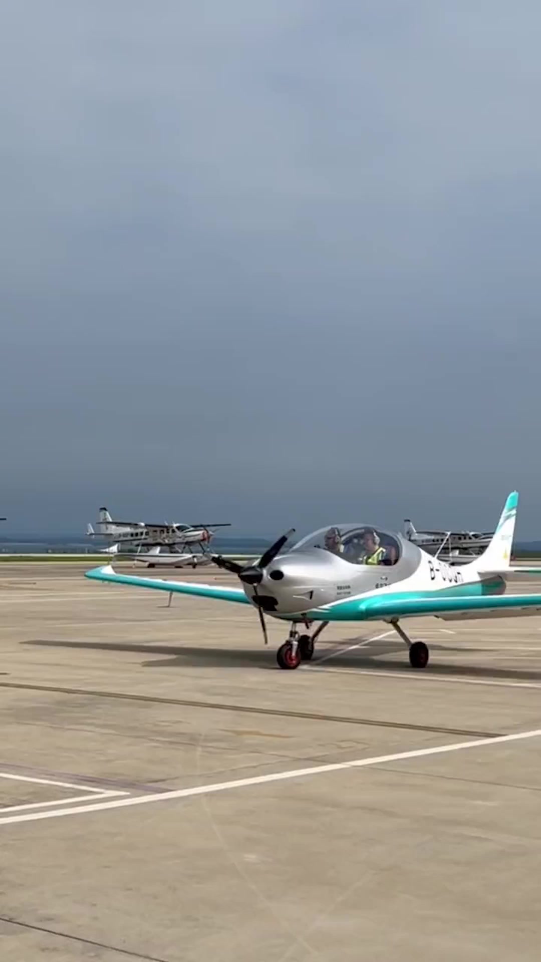 祝贺!卓尔自主研发生产的za800轻型运动飞机成功首飞