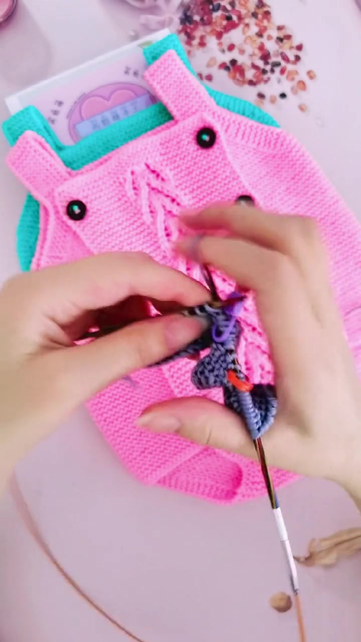 简单实用的婴儿背带式爬行裤编织简单快速