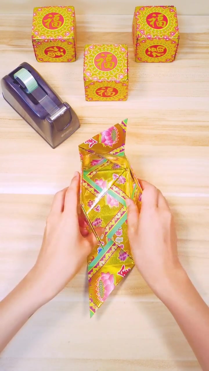 新款方宝折法,一共用到6张纸,和经典方宝折法差不多-度小视