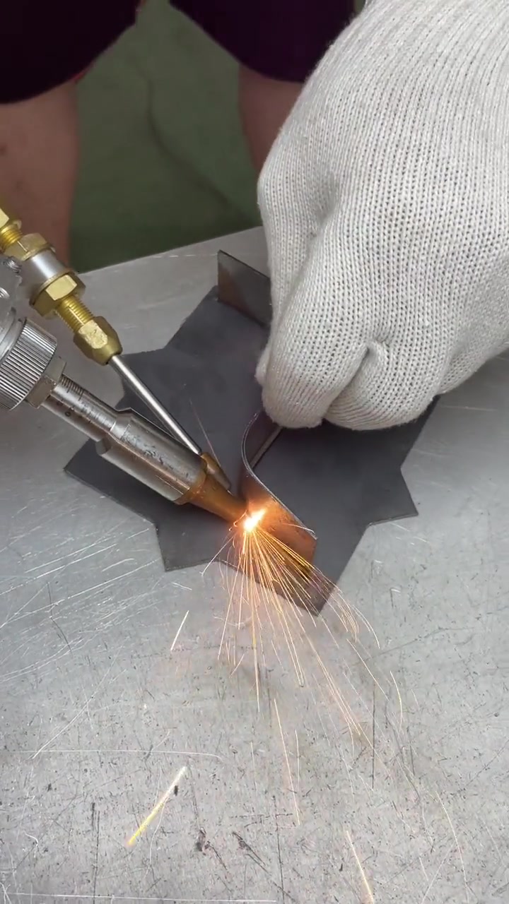 手持激光焊接机,焊接波浪型板拼焊,焊缝平整牢固,无需打磨-度小视