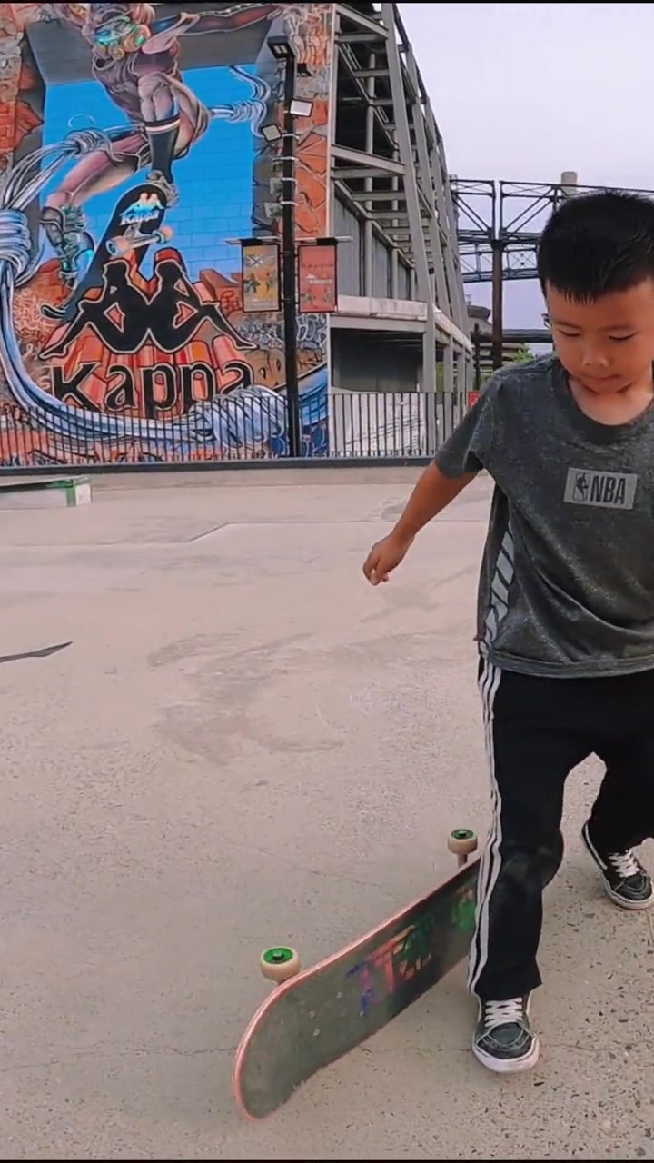 岁自学滑板动作小乱 北京火锅滑板