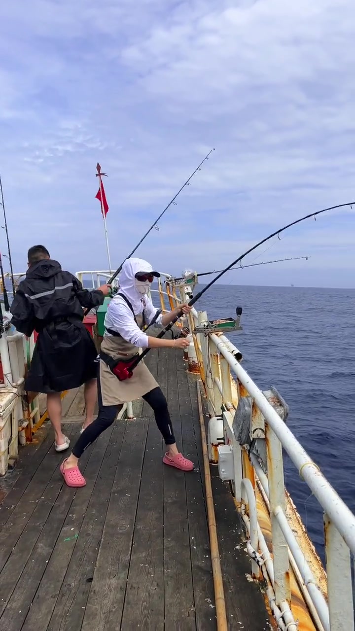 相信这是第一次出远海钓鱼的女钓友吗青物钓法上手快中鱼高
