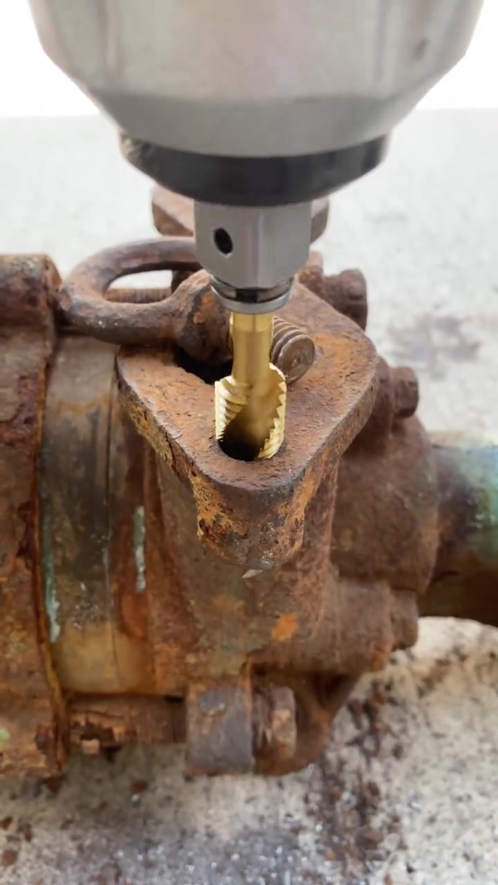 攻丝钻孔倒角一次完成五金工具