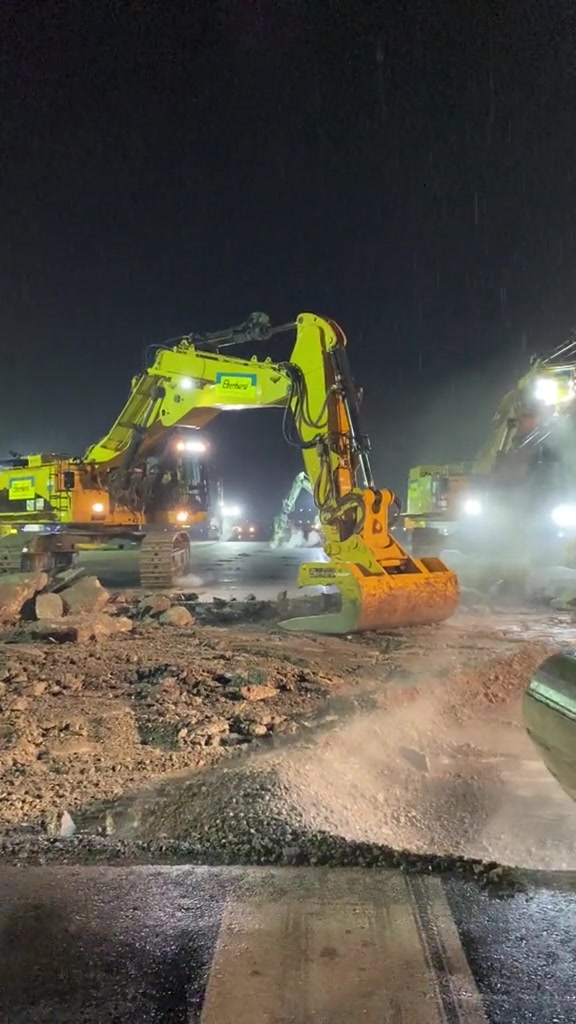 苏黎世国际机场深夜加班维修跑道挖挖机视频大全挖掘机视频