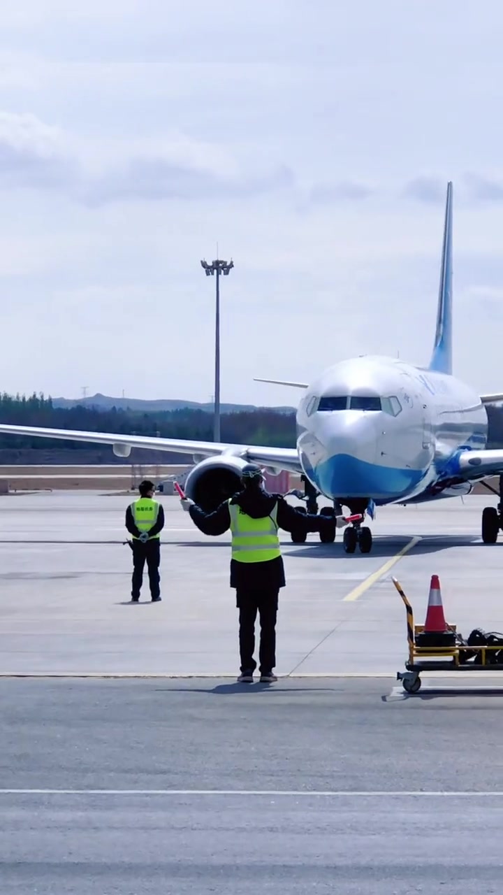 厦门航空 机务 指挥737停机入位 抹脖子