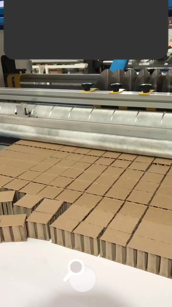 蜂窝纸板厂家看过来多刀横竖分切机快速分切中-度小视