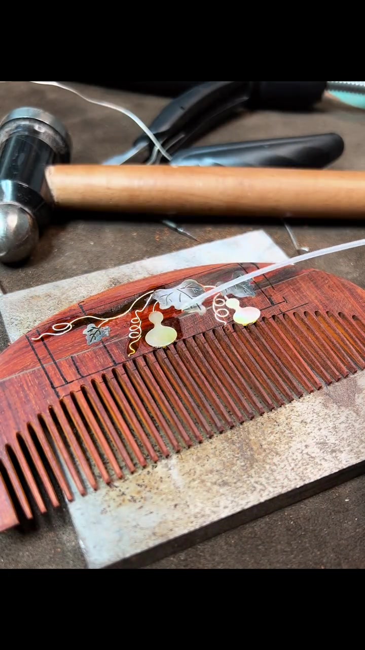 第一次尝试在梳子上镶嵌螺钿手工螺钿木梳