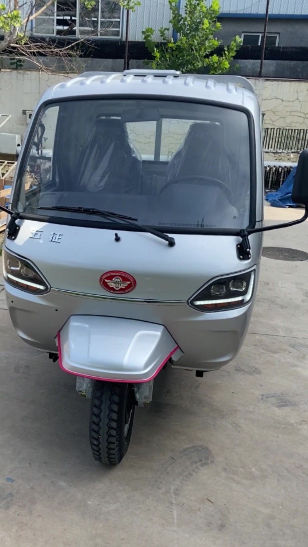 摩托三轮车销售小货车厂家展示五征f30电动三轮摩托车全封闭驾驶室