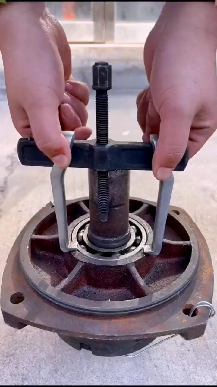 拆轴承,用上万能轴承拉马轻轻松松安全又快 金工 五金工-度小视