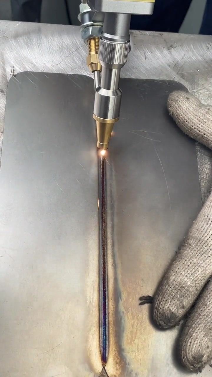 瓦手持激光焊接机,焊接铁板.焊缝美观牢固!焊接工艺