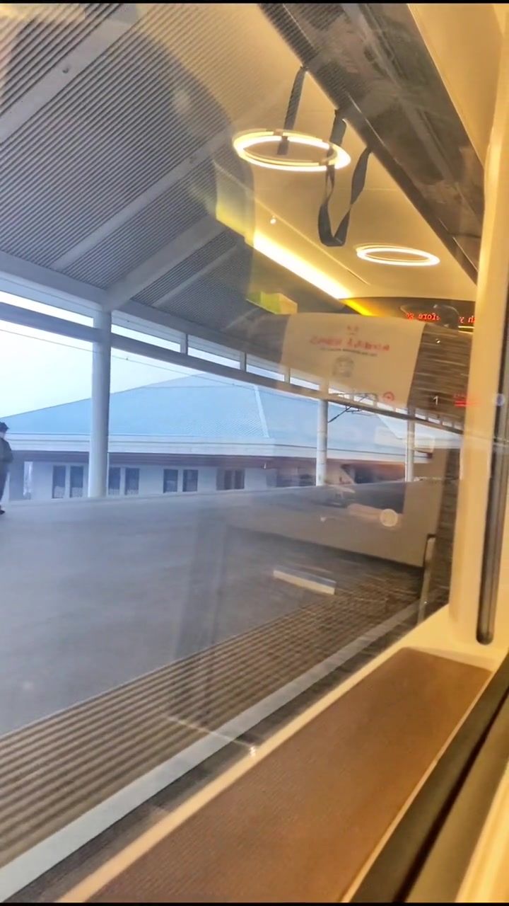 列车运行前方到站是曲阜东站.高铁 曲阜 车窗外-度小视