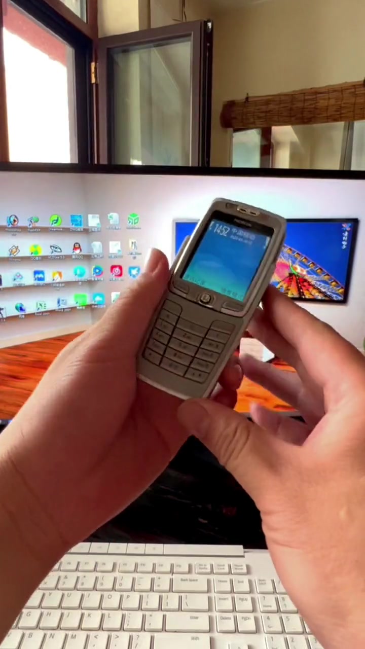 诺基亚e70,2005年上市的手机.手机设计个性感十足-度小视